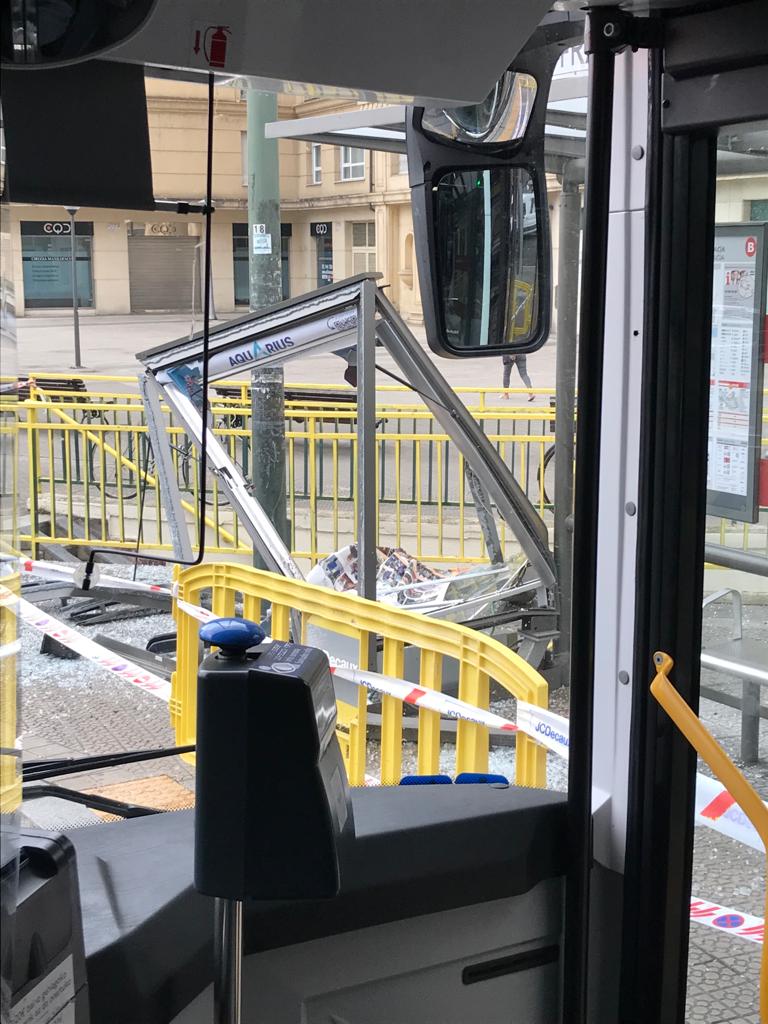 La marquesina, próxima al Puente de Deusto, ha quedado en este estado. / Cadena SER