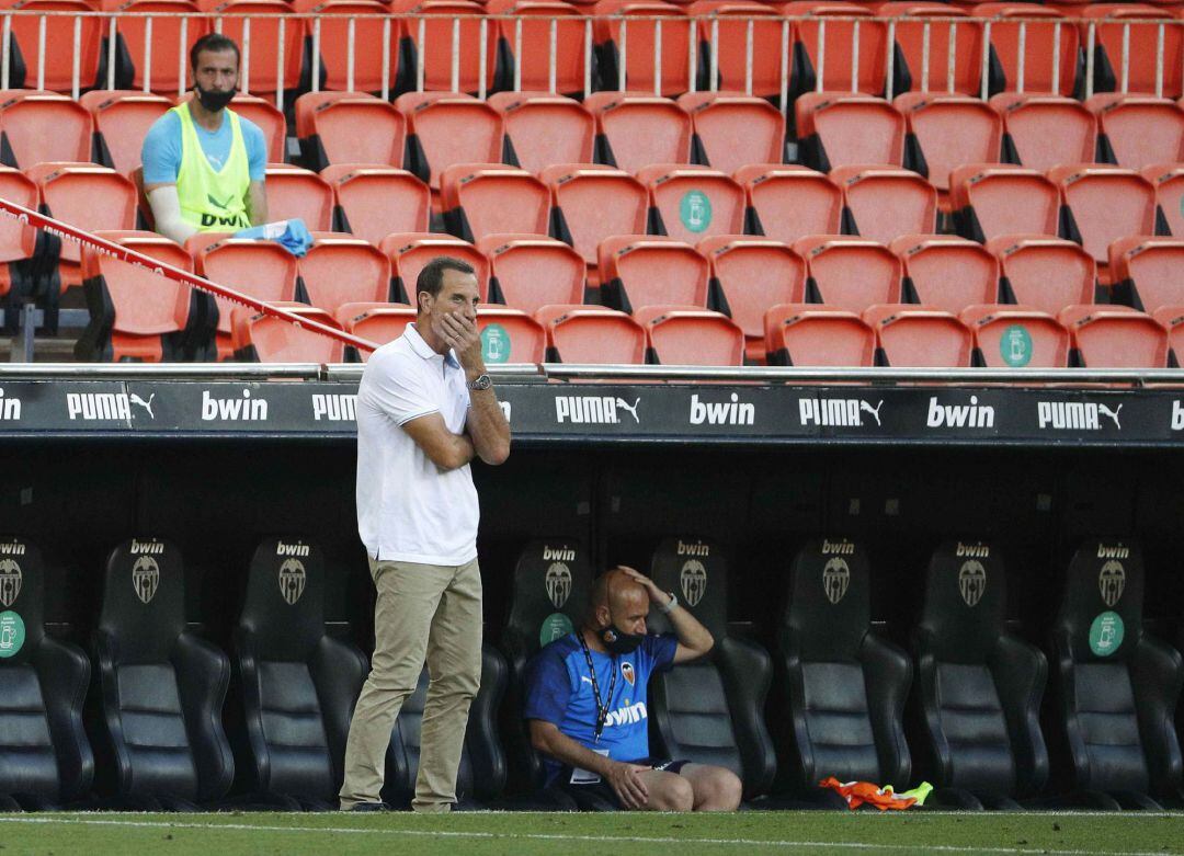 GRAF777. VALENCIA, El nuevo técnico del Valencia CF, Salvador González "Voro", durante el partido correspondiente a la jornada 33 de LaLiga jugado este miércoles en el estadio Ciutat de Mestalla. EFE, Manuel Bruque