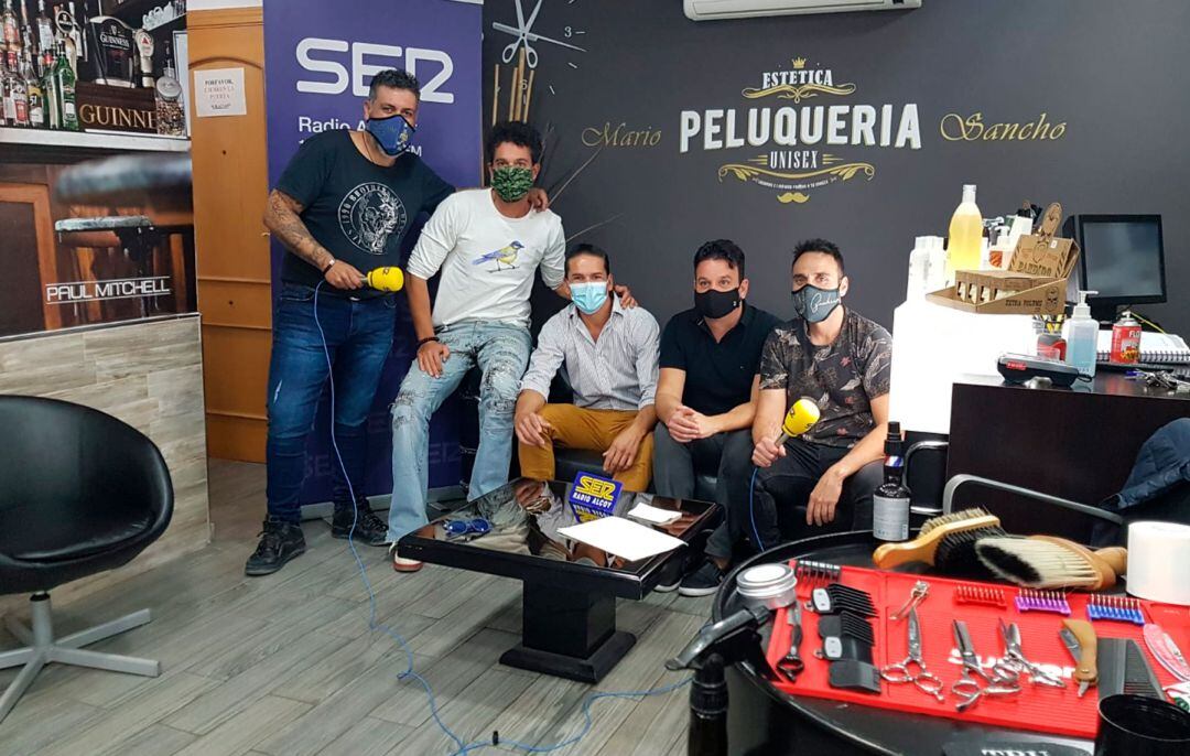 Mario Sancho, Saúl Mira, Iván Pareja, Fernando Coderch y Rafa Bichero en la peluquería de Mario