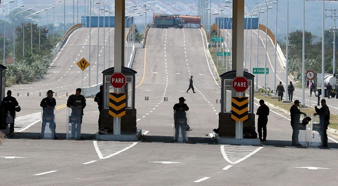 Miembros de la Guardia Nacional Bolivariana bloquean el puente internacional Las Tienditas que comunica Venezuela con Colombia, este martes en San Antonio del Táchira