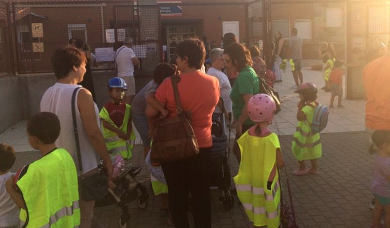 Los alumnos del 'Constitución de 1812' han vuelto a clase con cascos para protestar por la no finalización de las obras