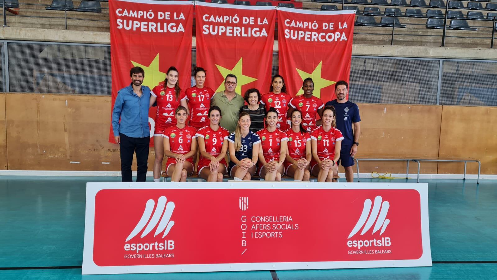 La consellera va posar amb el planter que enguany jugarà a la màxima categoria espanyola a més de competició europea.