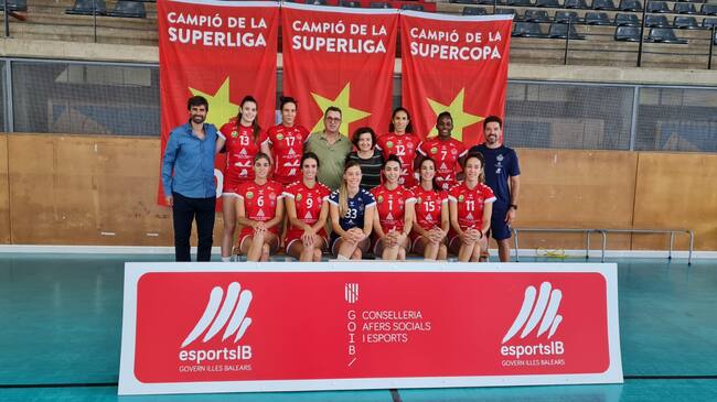 La consellera va posar amb el planter que enguany jugarà a la màxima categoria espanyola a més de competició europea.
