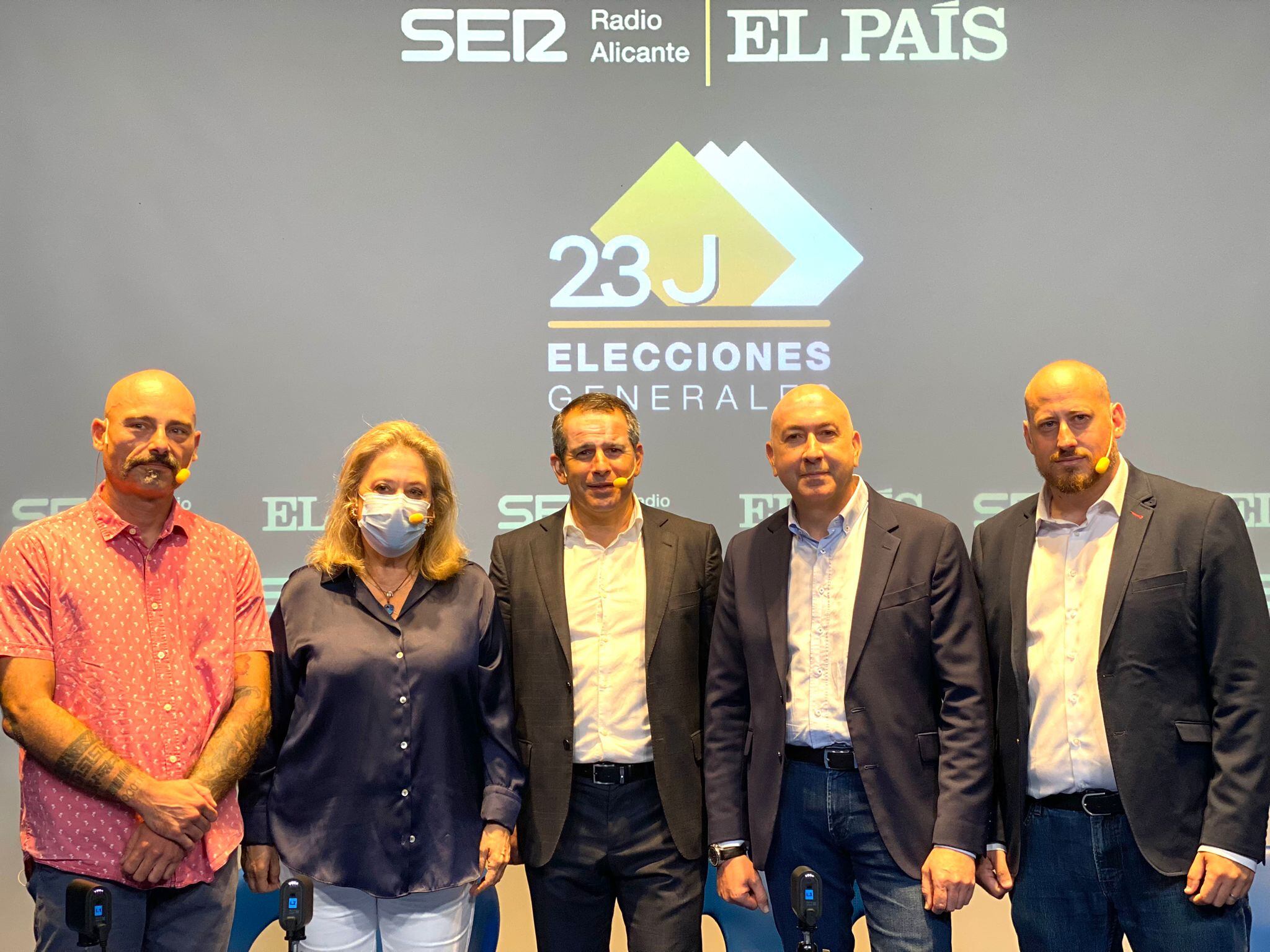 Txema Guijarro (Compromís-Sumar), Macarena Montesinos (PP), Carlos Arcaya (Cadena SER), Alejandro Soler (PSOE) y David García (VOX), antes de comenzar en Alicante el debate organizado por la SER y El País