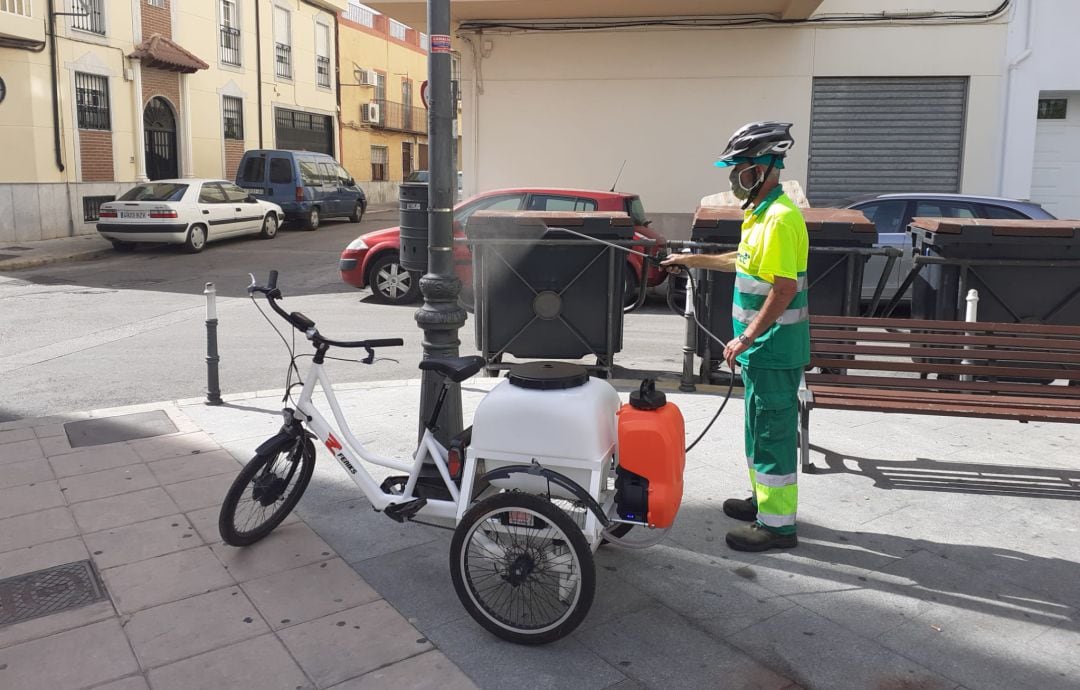 Este es el triciclo eléctrico con el que el Ayuntamiento de Jaén está probando a realizar la limpieza urbana