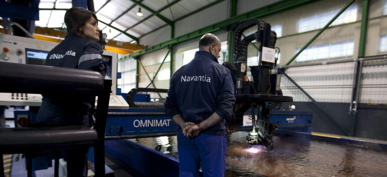 Operarios de Navantia Cádiz trabajando en la factoría de Puerto Real