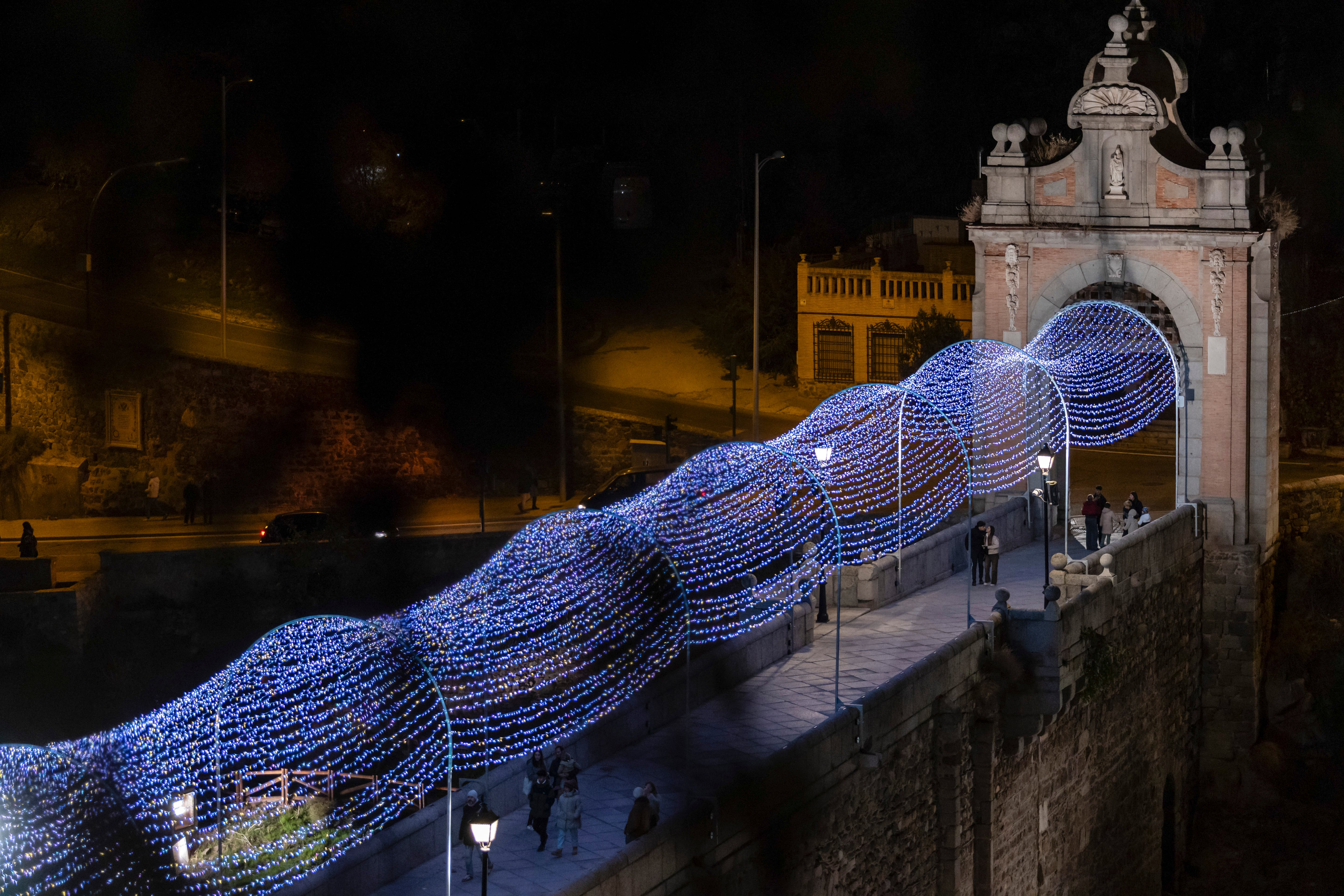 TOLEDO, 21/11/2025.- Inauguración de la iluminación navideña este viernes en la ciudad de Toledo, a la que asiste el alcalde, Carlos Velázquez. EFE/Ángeles Visdómine
