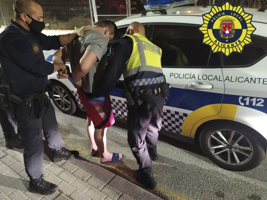 Imagen de la detención del conductor que se dio a la fuga tras un control de alcoholemia y que dejó heridos a dos agentes