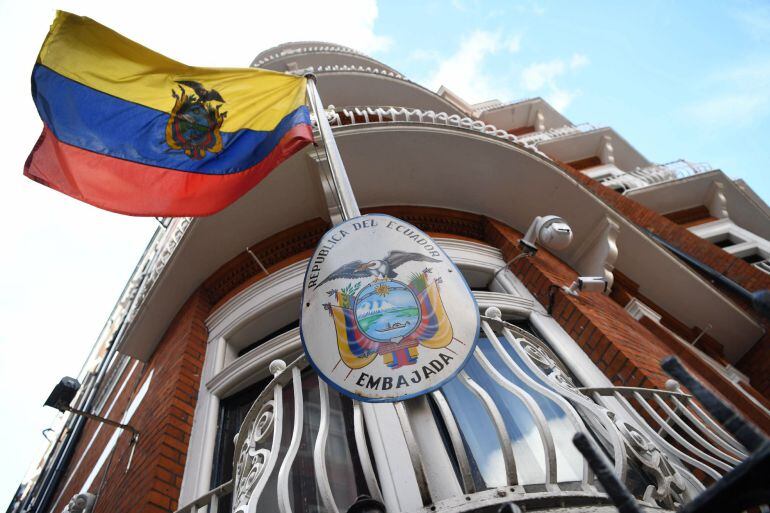 La bandera ecuatoriana hondea en el edificio de la embajada de Ecuador en Londres (Reino Unido), donde reside el fundador de WikiLeaks, Julian Assange