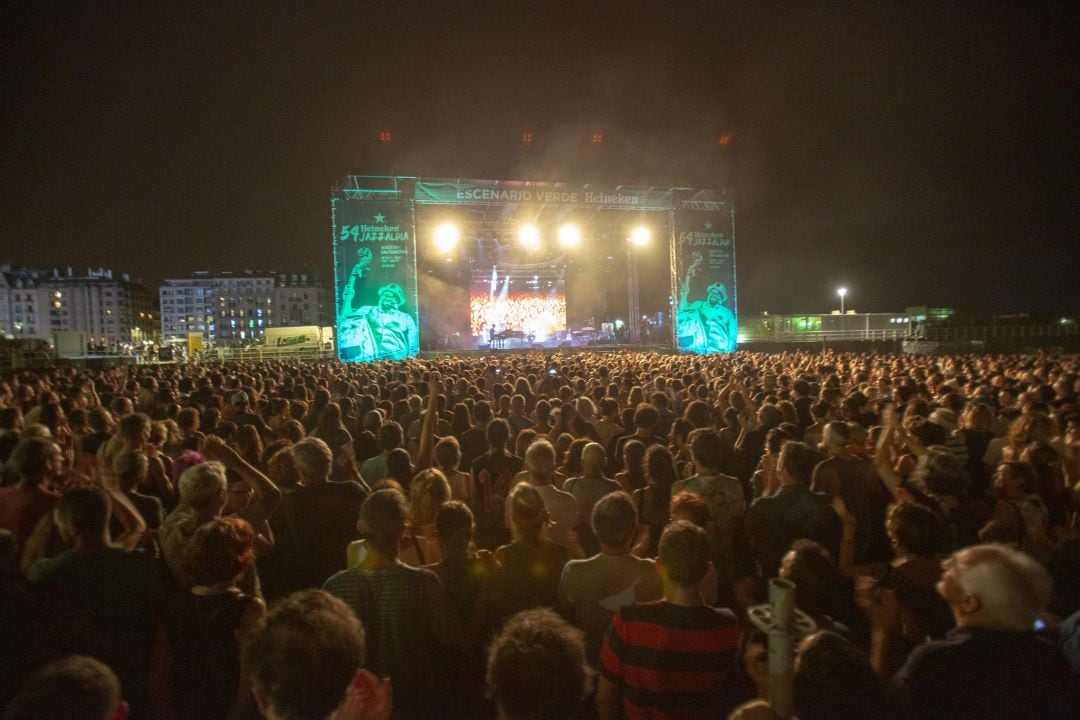 Miles de personas disfrutan de uno de los conciertos del Jazzaldia en la playa de la Zurriola. 