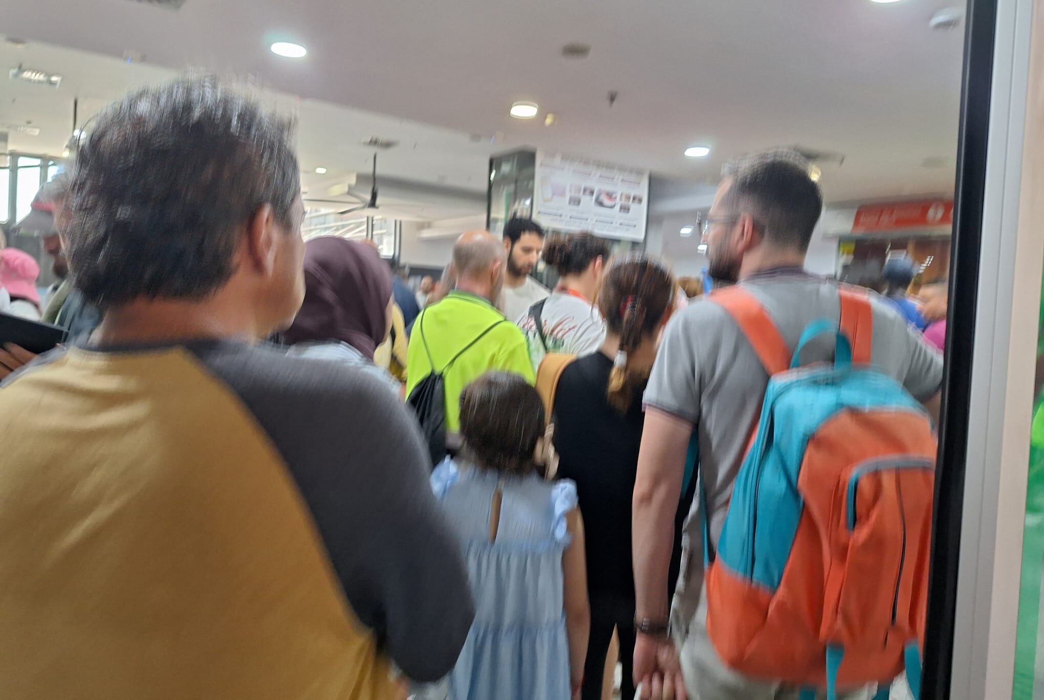 Colas para acceder a una de las tres máquinas expendedoras de billetes de Cercanias en la Estación María Zambrano/1 de julio