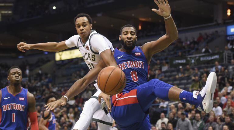 John Henson (Bucks) y Andre Drummond (Pistons), en el partido que se han llevado los de Milwaukee (99-95).