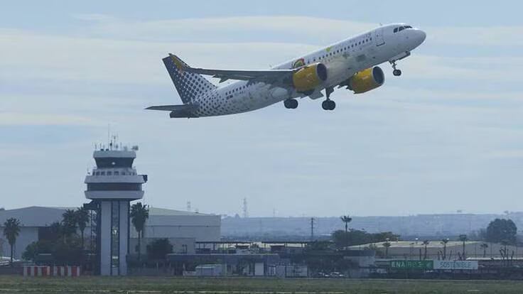 Un avión despegando de la terminal | Fuente: Cadena SER