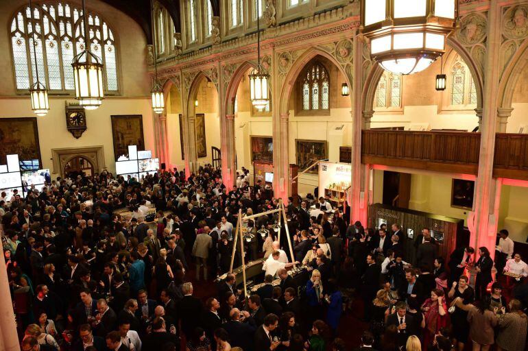 Guests wait for the start of the World&#039;s 50 Best Restaurant Awards in London on June 1, 2015. AFP PHOTO / LEON NEAL