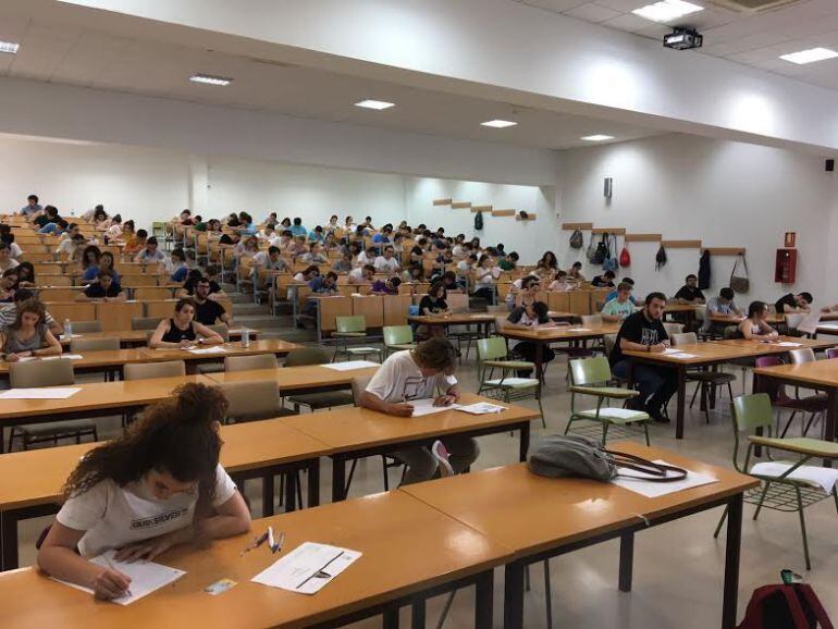 Imagen de alumnos universitarios