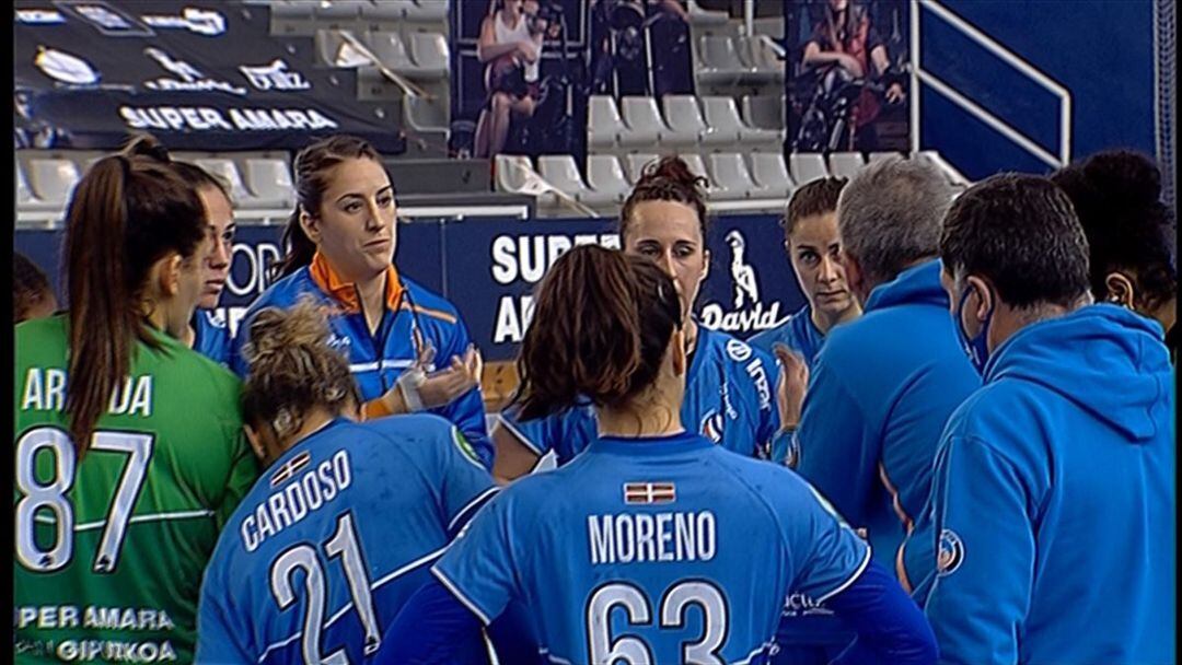 Imanol da instrucciones a sus jugadoras