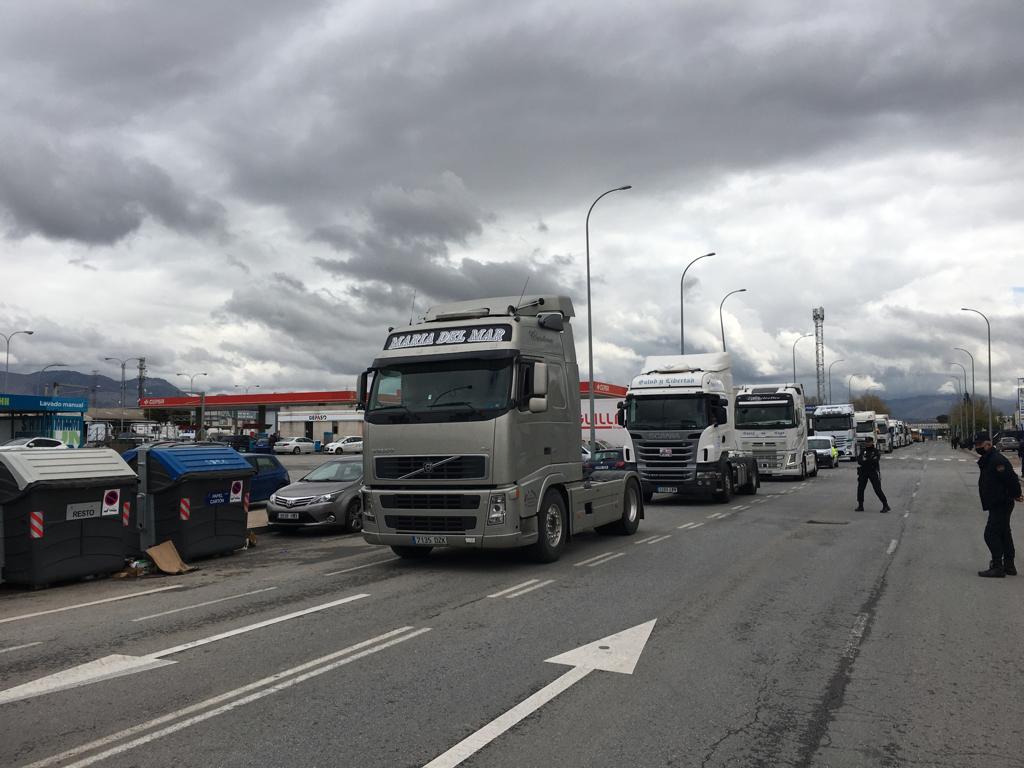 Camiones en caravana de protesta en las inmediaciones de Mercagranada