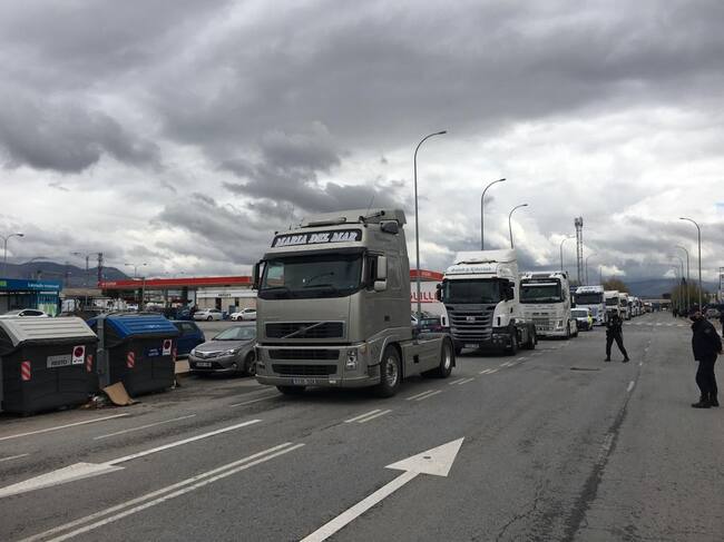 Camiones en caravana de protesta en las inmediaciones de Mercagranada