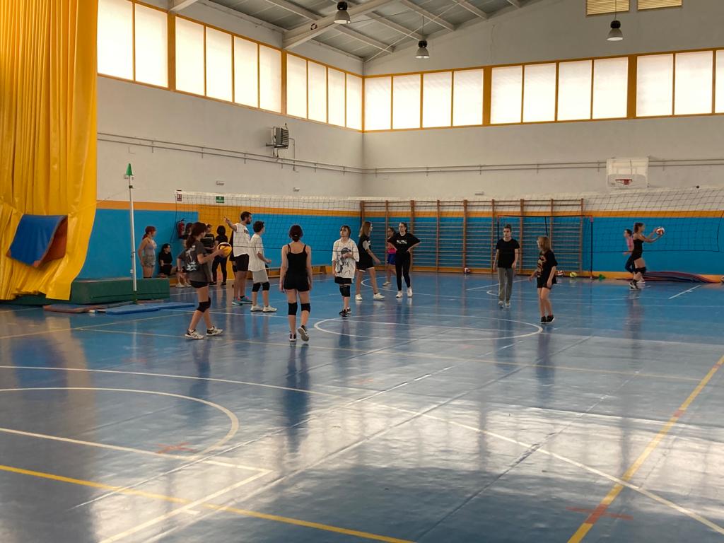 Imagen de la Escuela Deportiva Municipal de Volley en el Pabellón del IES Francisco Nieva de Valdepeñas (Ciudad Real)