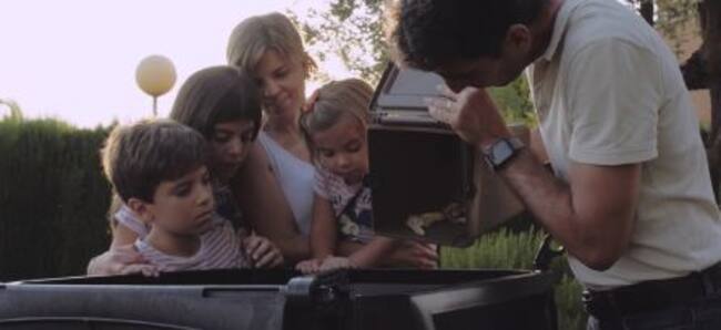 Familia tratgando biorresiduos