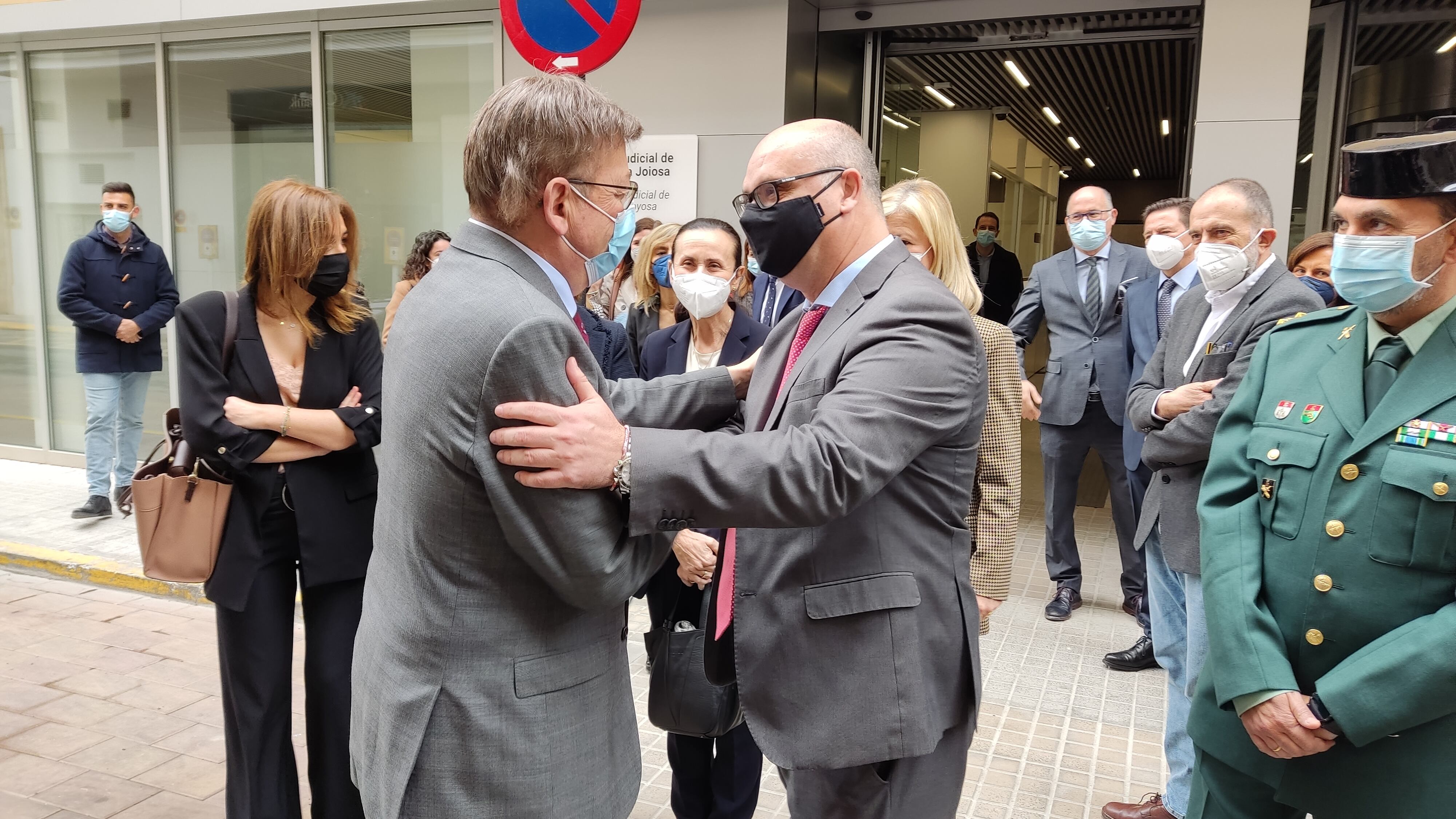 Ximo Puig, president de la Generalitat Valenciana, y Andreu Verdú, alcalde de la Vila Joiosa, durante la inauguración del Palacio de Justicia de la Vila Joiosa
