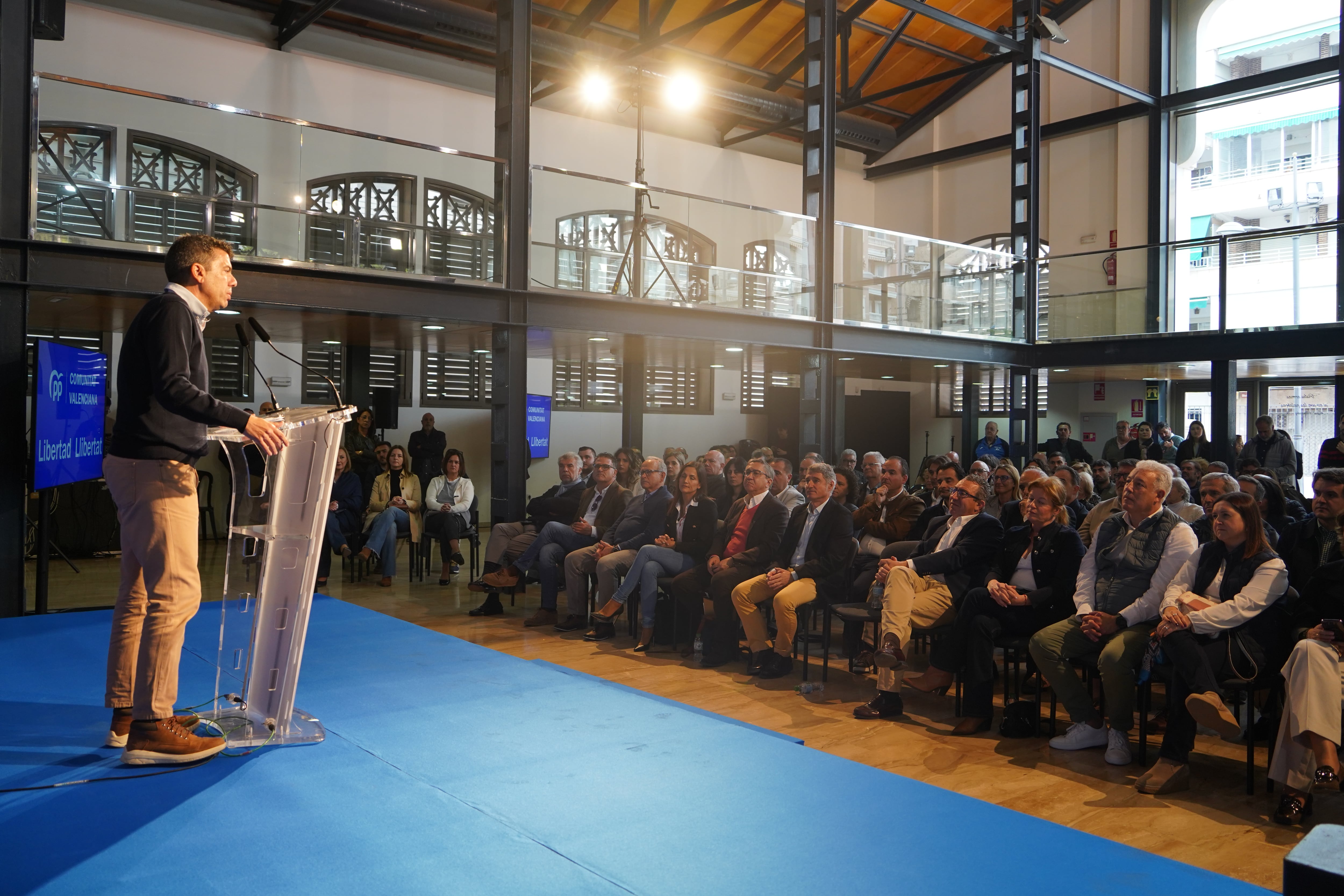 El presidente del PPCV, Carlos Mazón, este sábado en un encuentro con alcaldes y militantes de la Vega Baja. Foto: PPCV