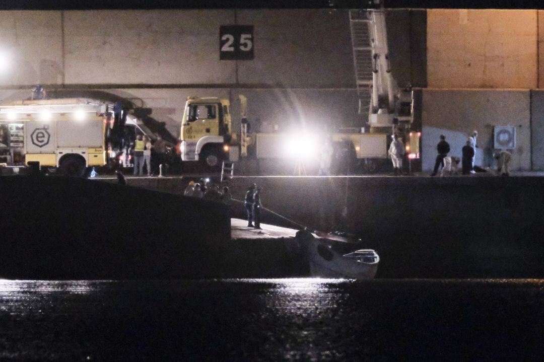 Desembarco de cadáveres en el Muelle de Arinaga