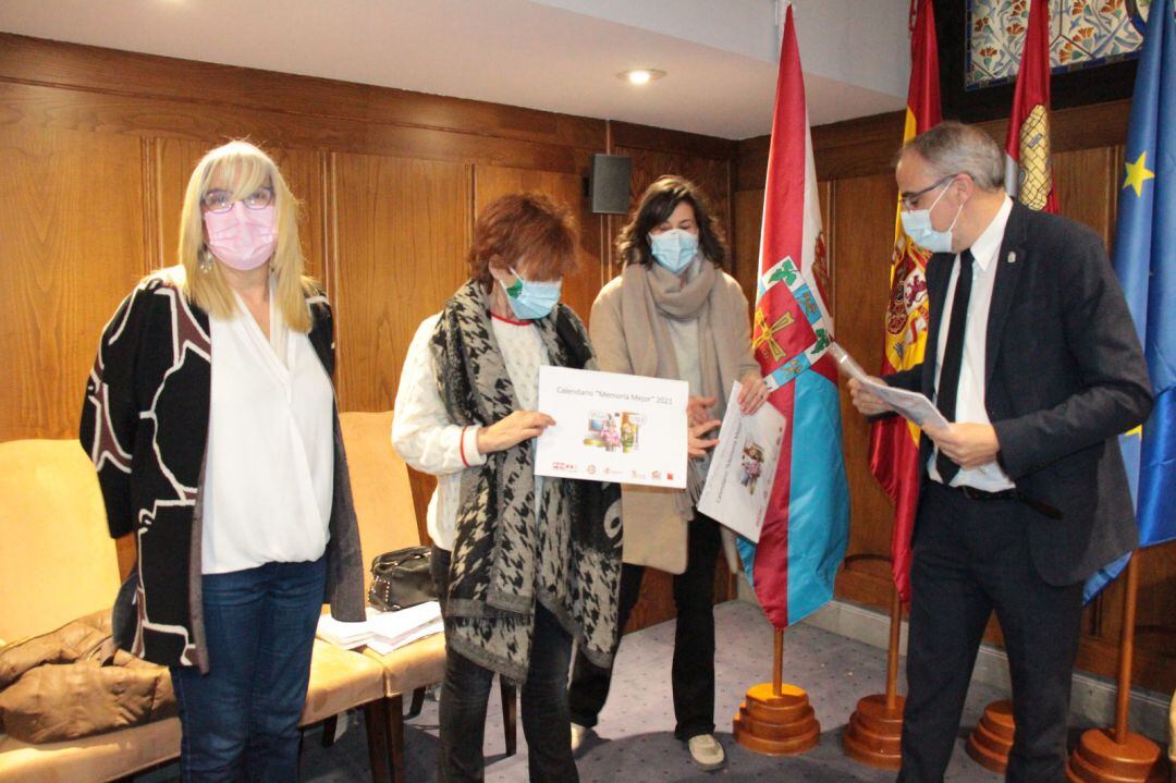 El alcalde de Ponferrada, Olegario Ramón (dcha)  y la concejala de Bienestar Social, María Luisa Varela (izq) junto a las responsables del proyecto (centro)