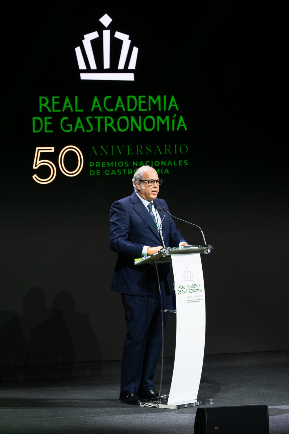 El presidente de la Real Academia de Gastronomía, Luis Suárez de Lezo, durante su discurso en la gala del Teatro Real, el pasado lunes.