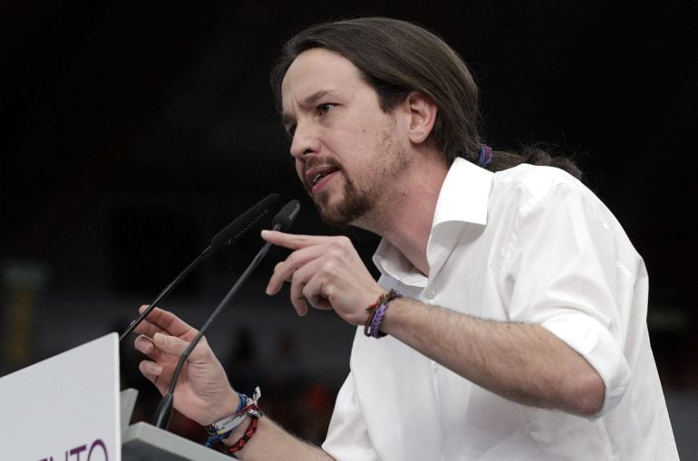 El secretario general del Podemos, Pablo Iglesias, pronuncia un discurso durante una reunión del partido en Valencia 25 de enero de 2015.