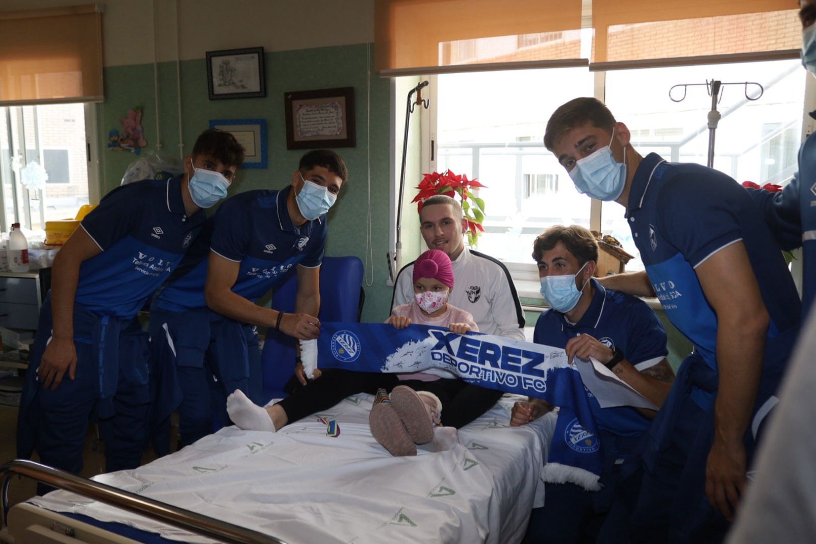 El Xerez DFC cumple un año más con la tradición de llevar juguetes a los niños del Hospital