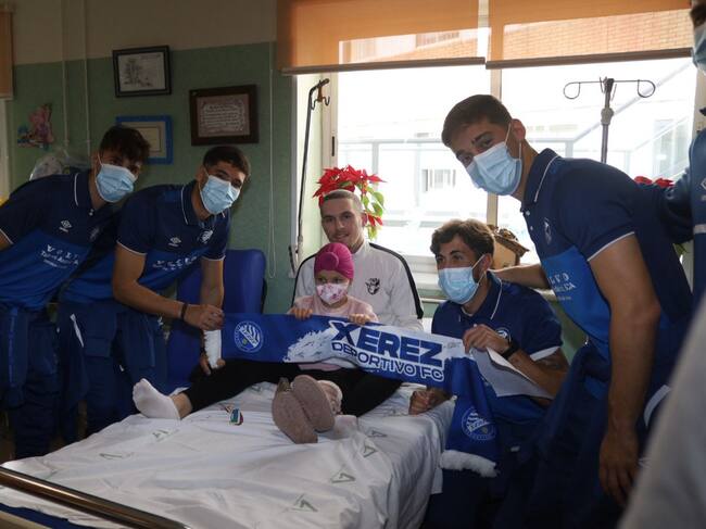 El Xerez DFC cumple un año más con la tradición de llevar juguetes a los niños del Hospital