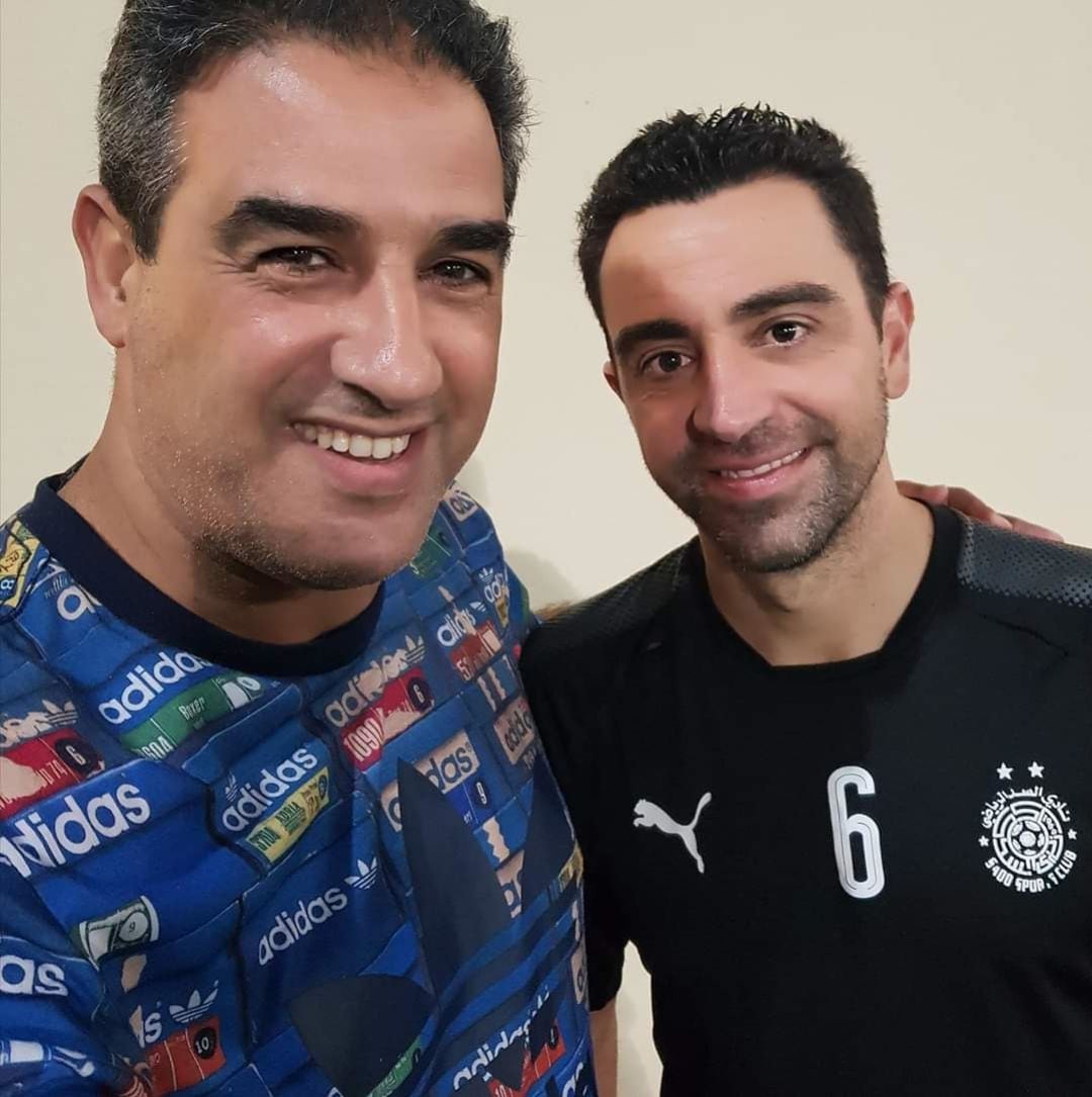 Hicham Jadrane con Xavi Hernández en Qatar.