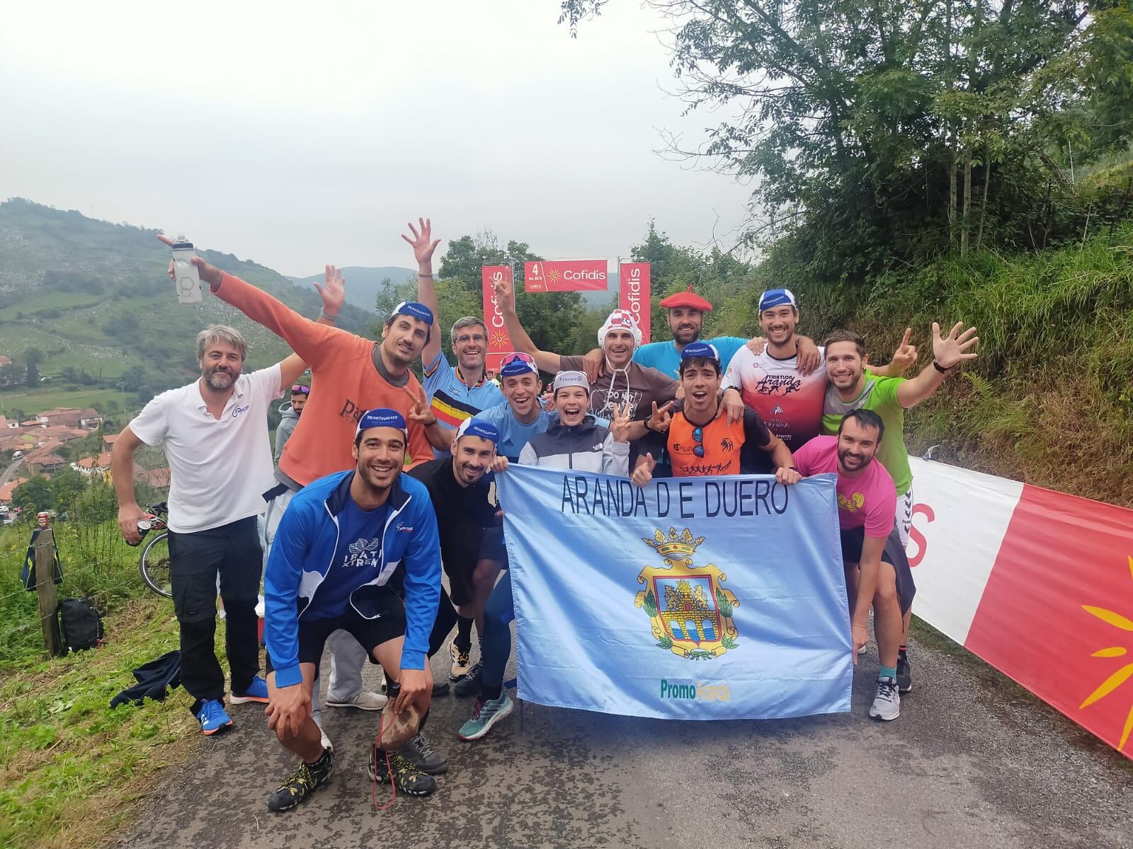 Varios de los seguidores arandinos en las exigentes rampas del Collado Fancuaya