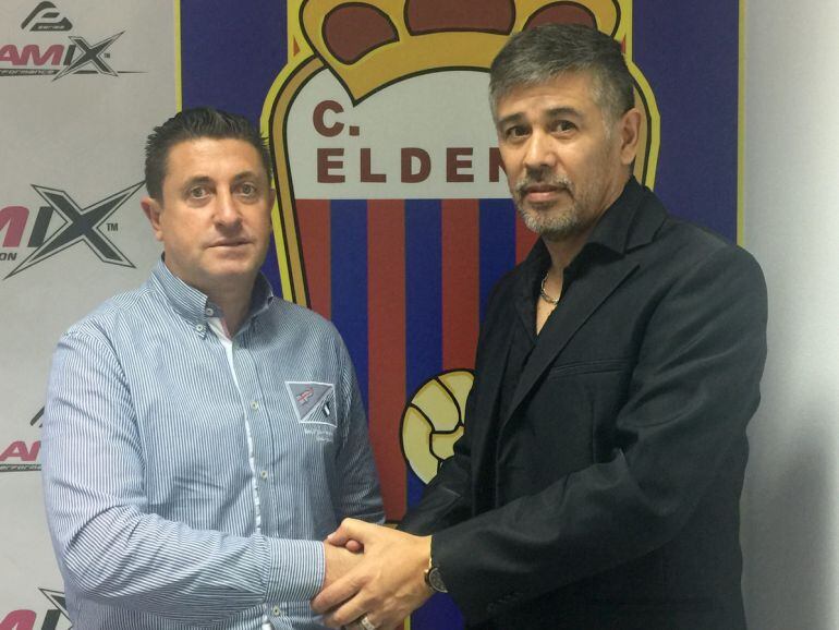 Mario Barrera (D) con el presidente del Eldense, Germán Torregrosa (I)