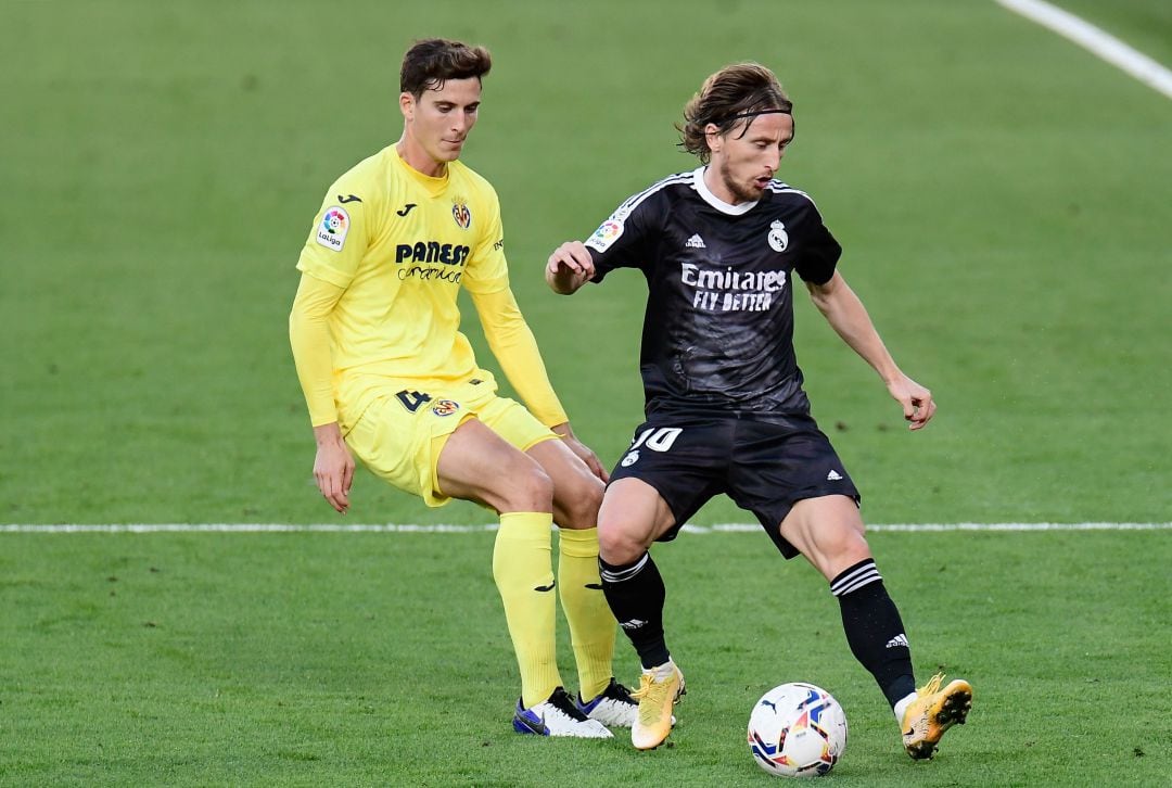 Pau Torres presiona a Modric durante el Villarreal - Real Madrid