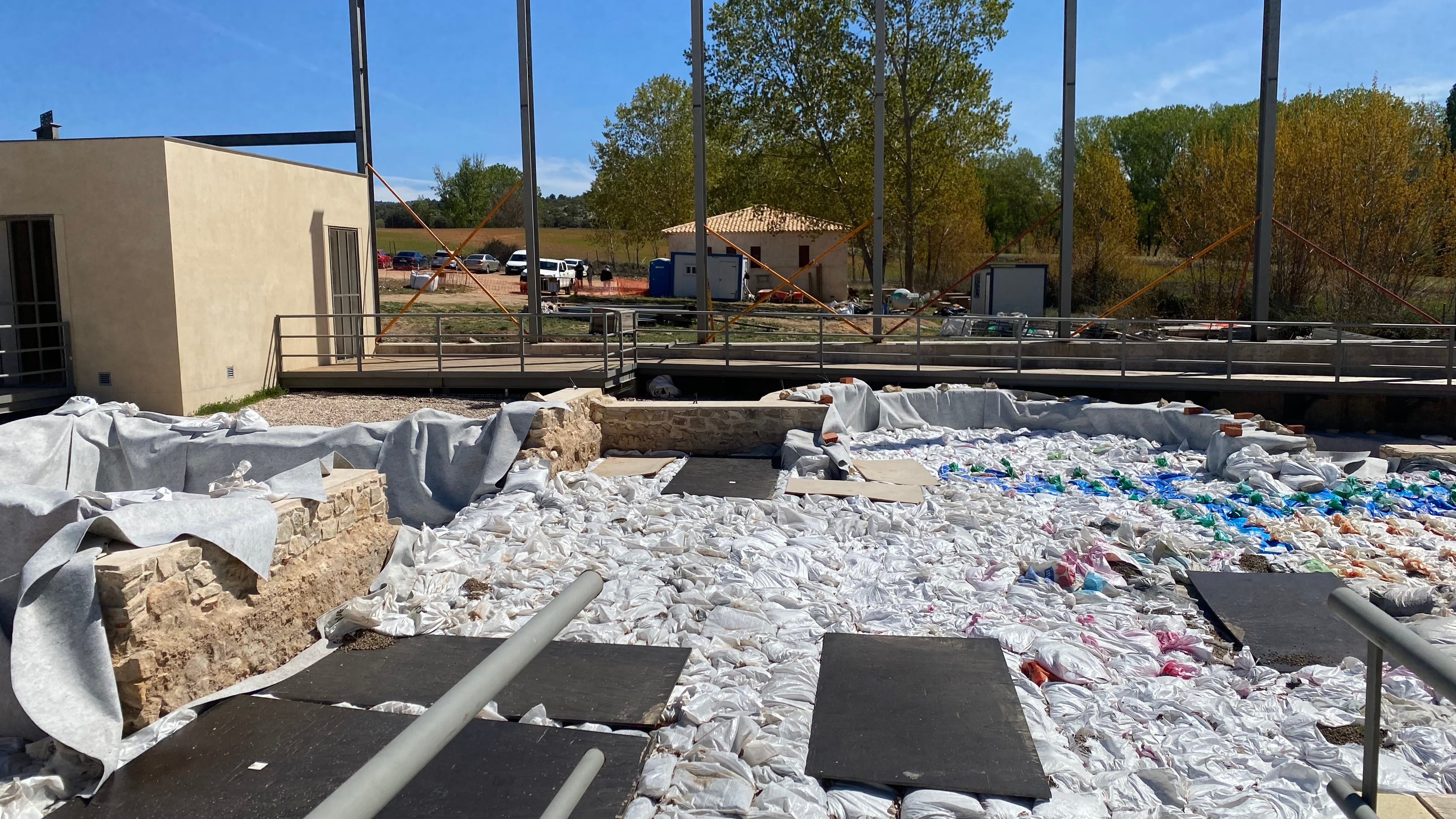 Bolsas de arlita protegen los restos arqueológicos del &#039;balneum&#039; en la villa romana de Noheda mientras avanzan los trabajos para levantar el edificio que protegerá este espacio.