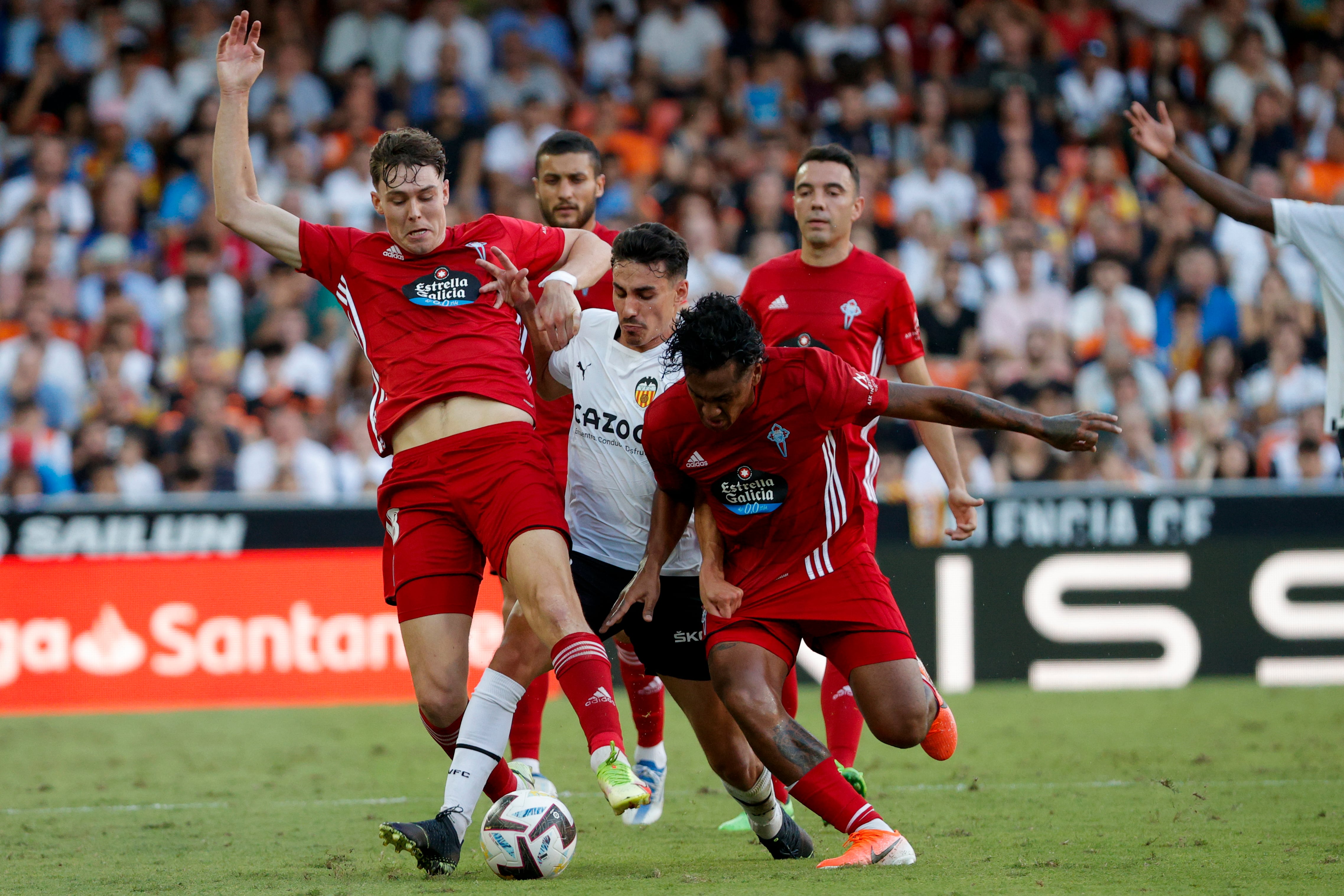 GRAFCVA8402. VALENCIA, 17/09/2022.- El jugador del Valencia, Jörgen Strand, es presionado por varios jugadores del Celta de Vigo durante el partido de la sexta jornada de La Liga que disputan este sábado en el estadio de Mestalla. EFE/Manuel Bruque
