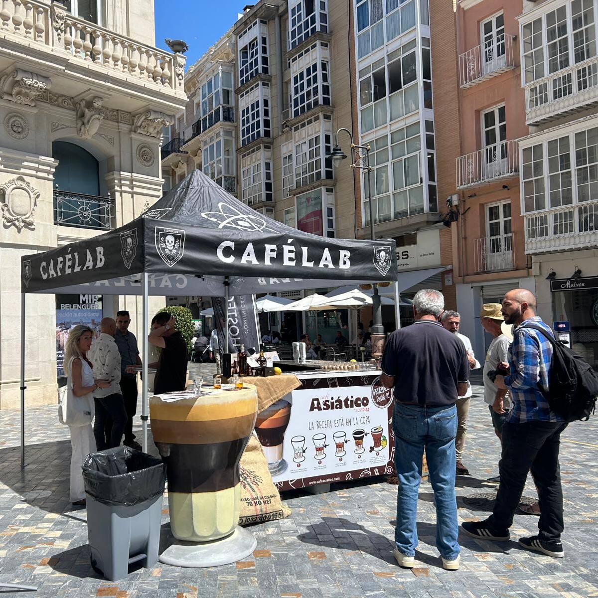 Hostecar reparte cientos de degustaciones de asiático frappé, una versión fría y más adecuada para el verano