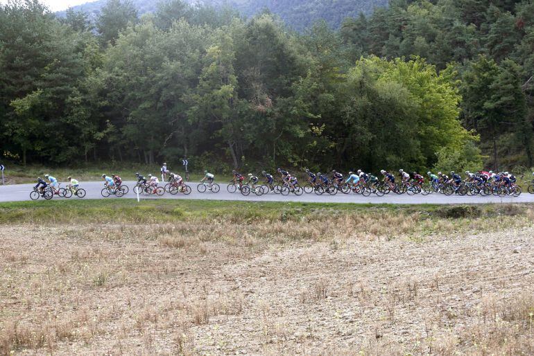 GRA063. NANCLARES DE OCA (ÁLAVA), 05/09/2015.- El pelotón de la decimocuarta etapa de la Vuelta Ciclista a España, con salida en Vitoria y llegada en Alto Campoo-Fuente del Chivo y con un recorrido de 215 kilómetros. EFE/Javier Lizón