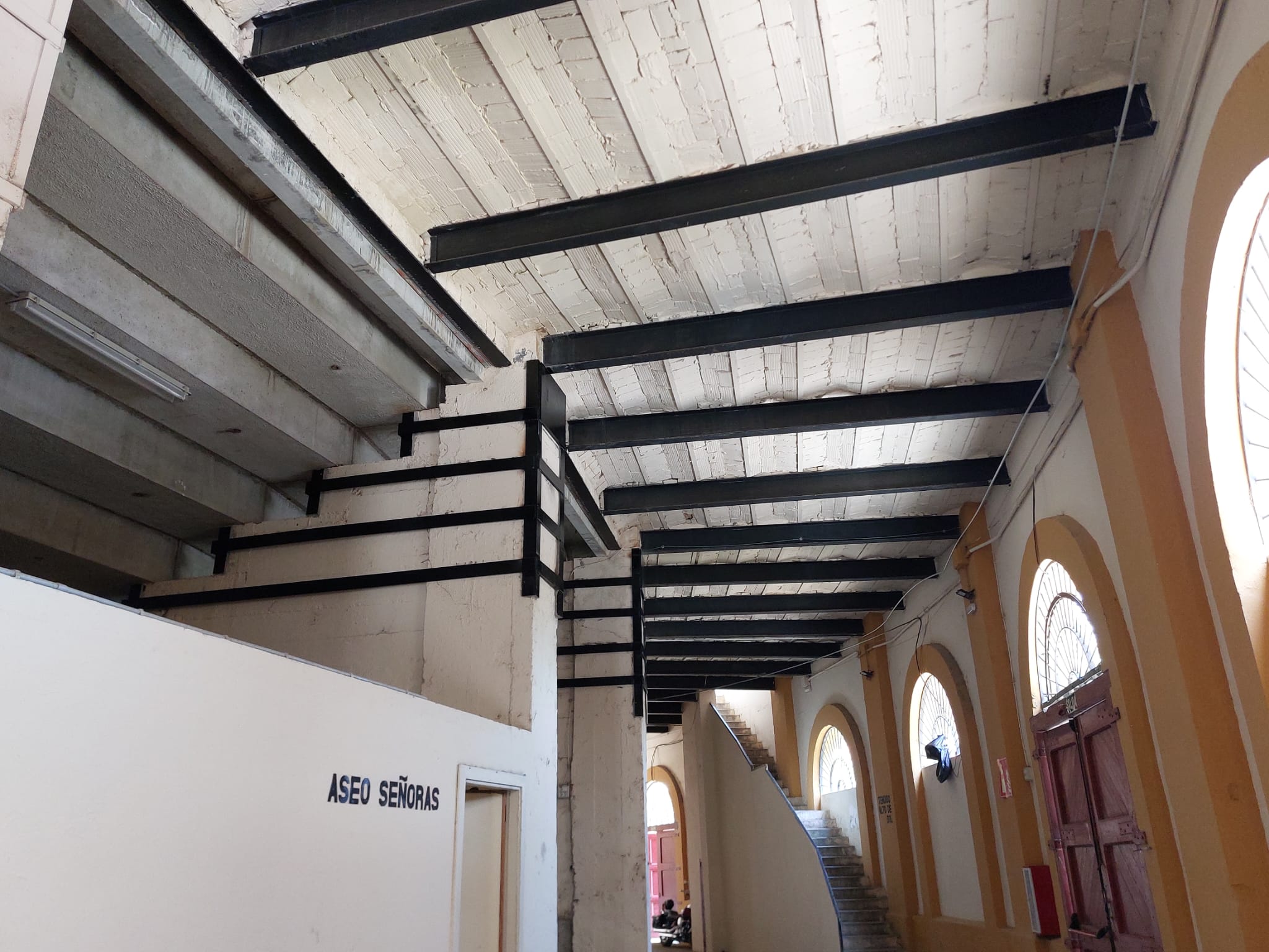 Interior de la plaza de toros de Huesca, bajo los tendidos