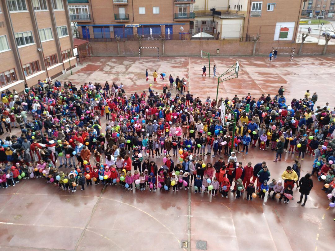 Los alumnos de Pablo VI han escuchado el manifiesto en el patio