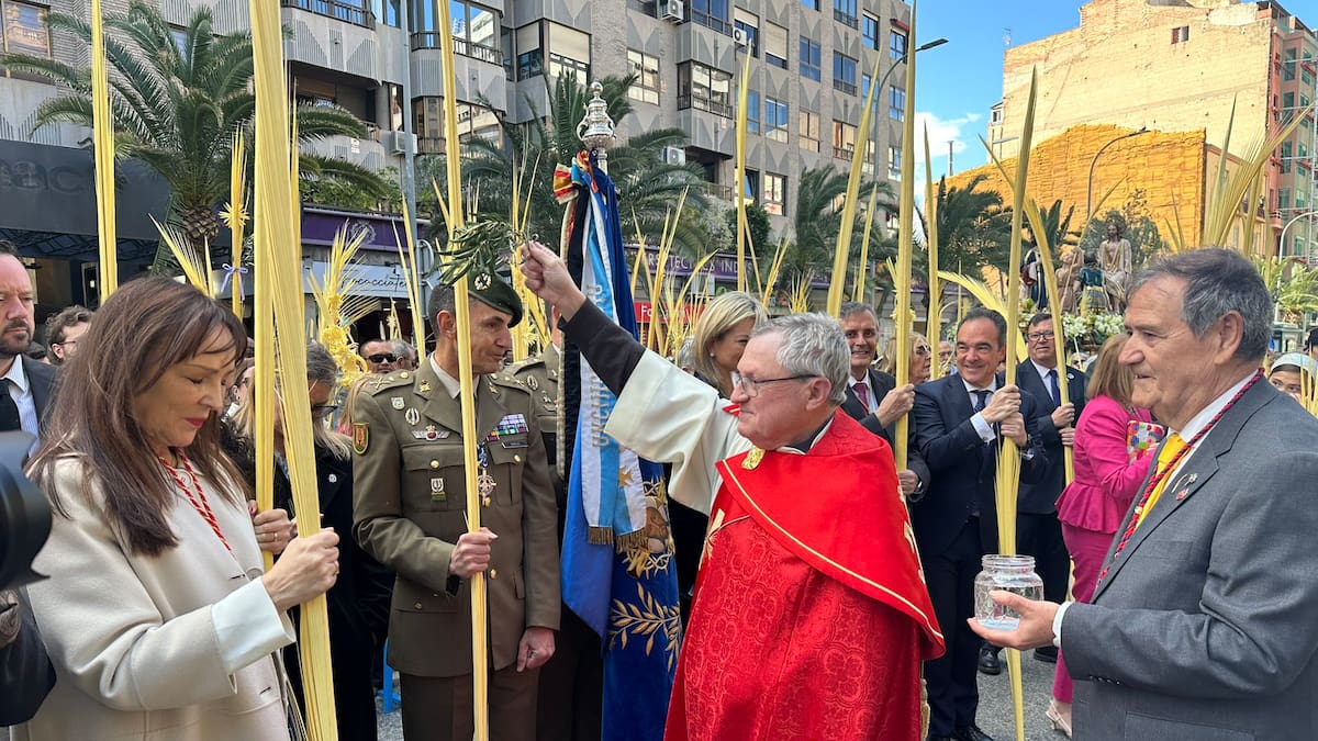 Miles de alicantinos participan en la procesión de 'La Burrita' y la bendición de palmas en el Domingo de Ramos