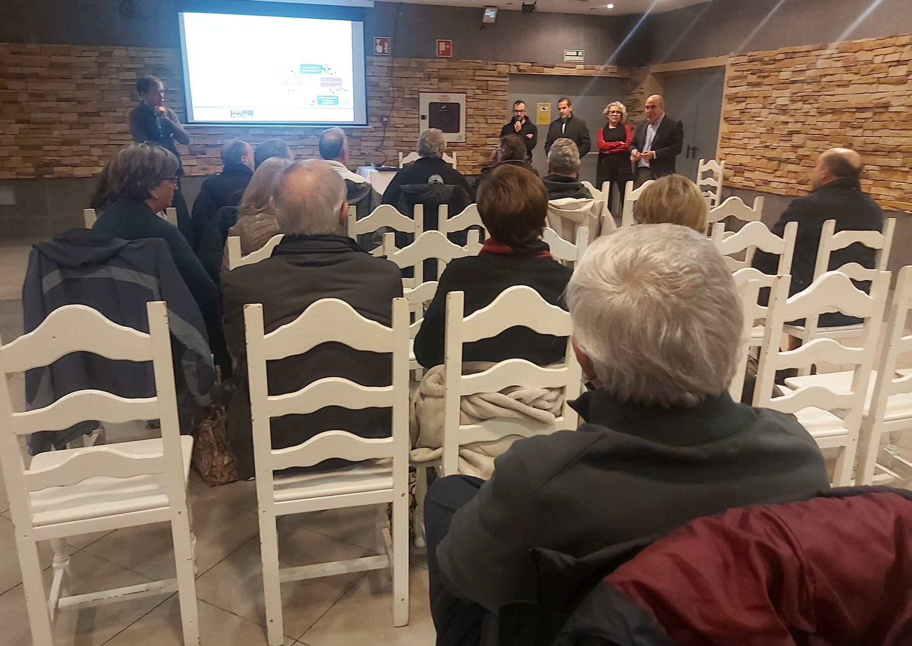 Momentos finales de la jornada de análisis que ha servido de presentación para la plataforma cívica Somos Alcoy