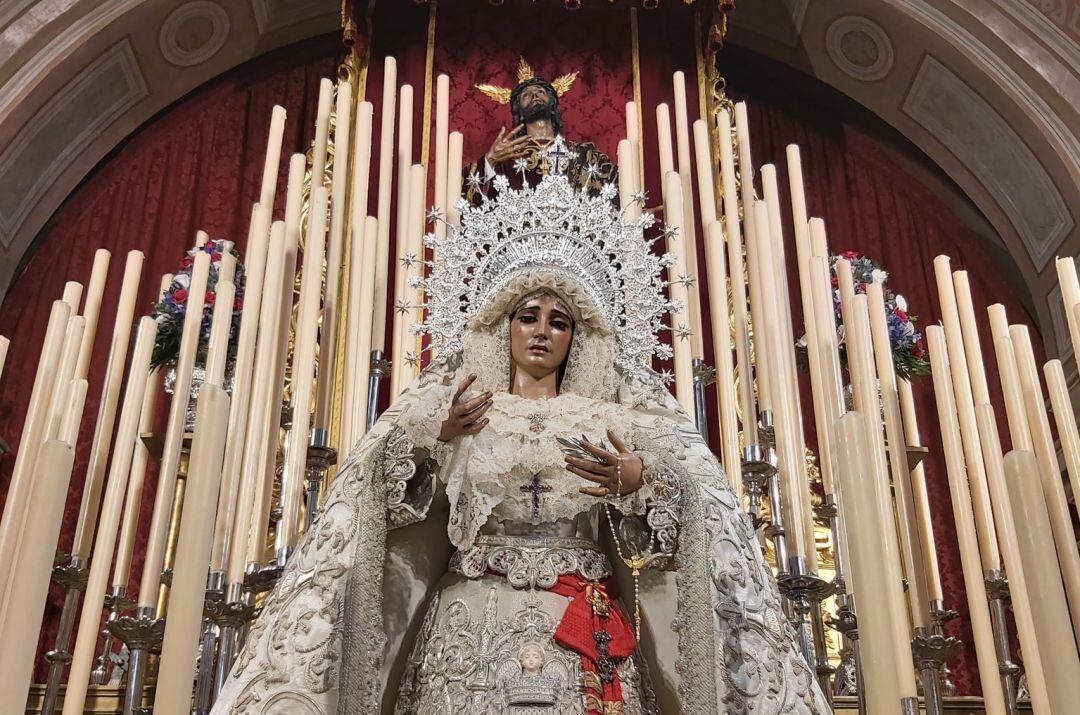 La Virgen de la Paz, ante el Señor de la Victoria, en una imagen de la última Semana Santa