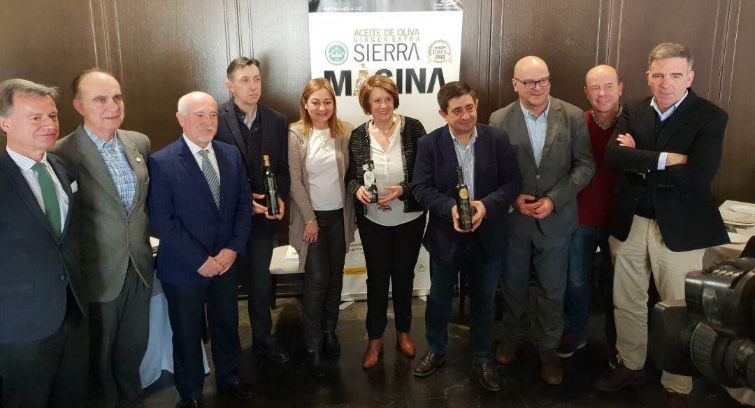 Responsables de la DO Sierra Mágina, políticos y miembros del jurado de los premios Alcuza 2019.