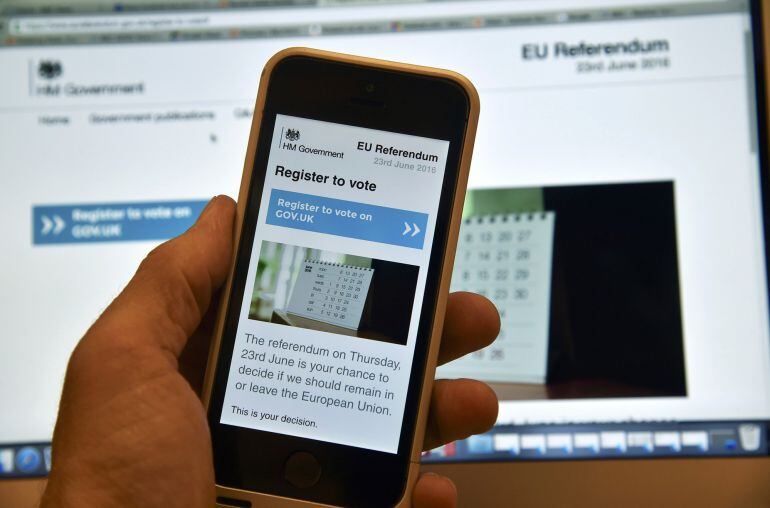 A web page on a voting registration site for the forthcoming British EU referendum is seen on a laptop computer and a smart phone in London, Britain, June 8, 2016. REUTERS Toby Melville