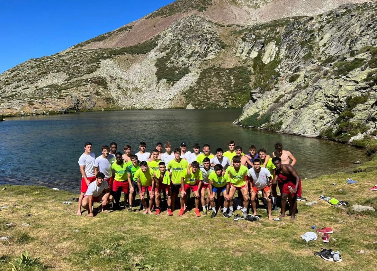 Los integrantes del CIA posan en la laguna de las Lomas