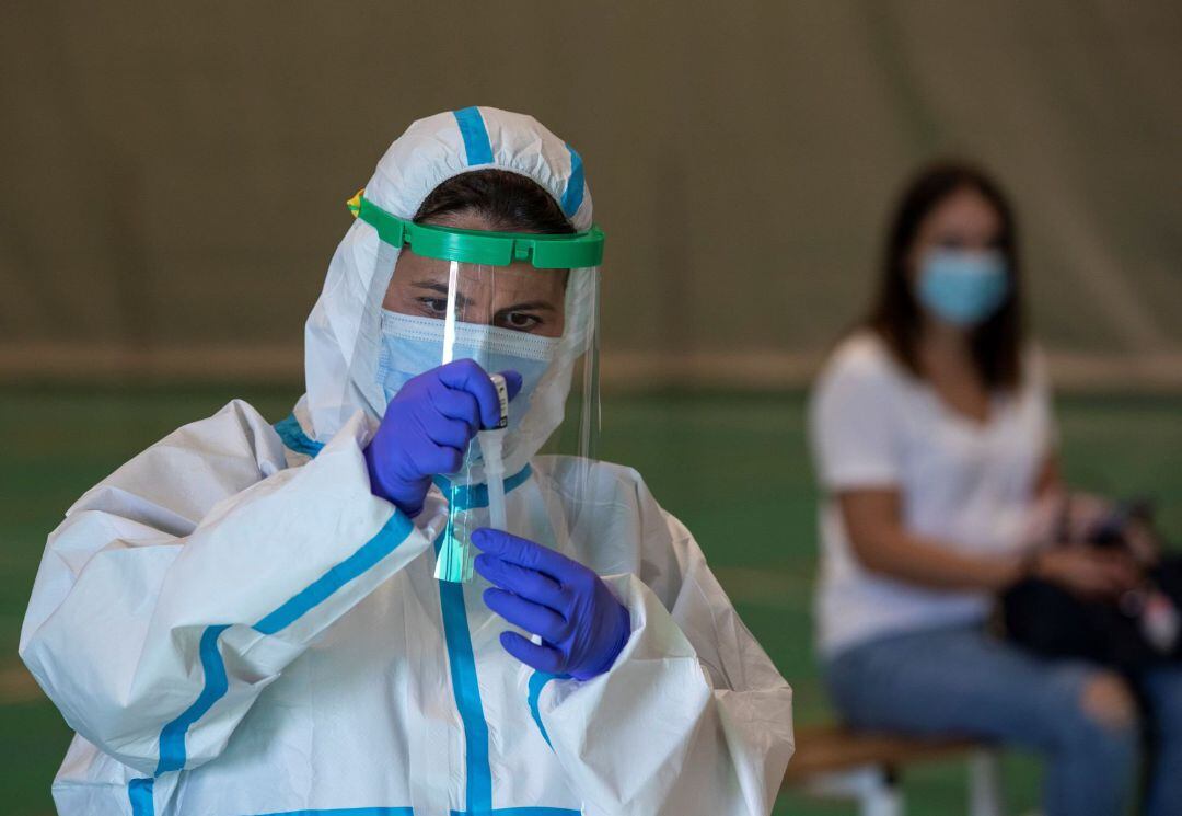 Vecinos de Pino Montano en Sevilla se someten voluntariamente, desde esta tarde en el centro deportivo del barrio, a pruebas de test de antígenos de covid-19 