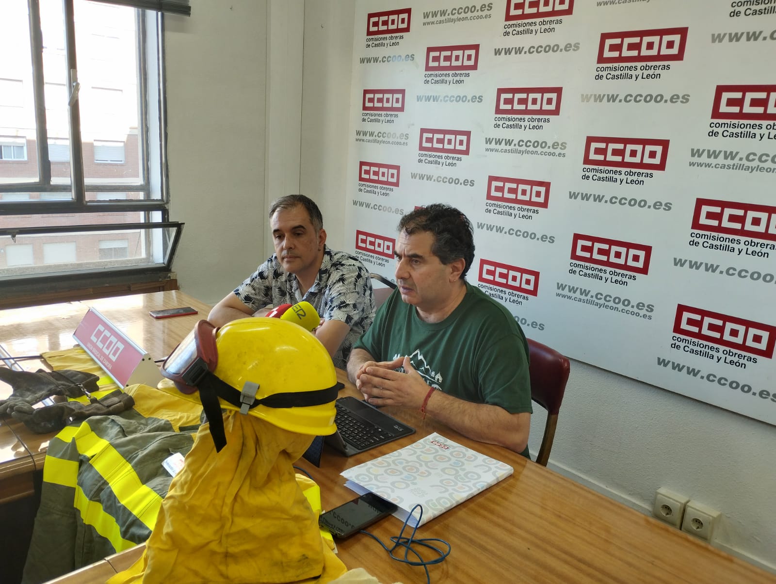 Juan Manuel Ramos, responsable autonómico del sector forestal de CCOO Industria (dcha), junto a Angel Javier Lucas, Coordinador Provincial de CCOO Industria Zamora